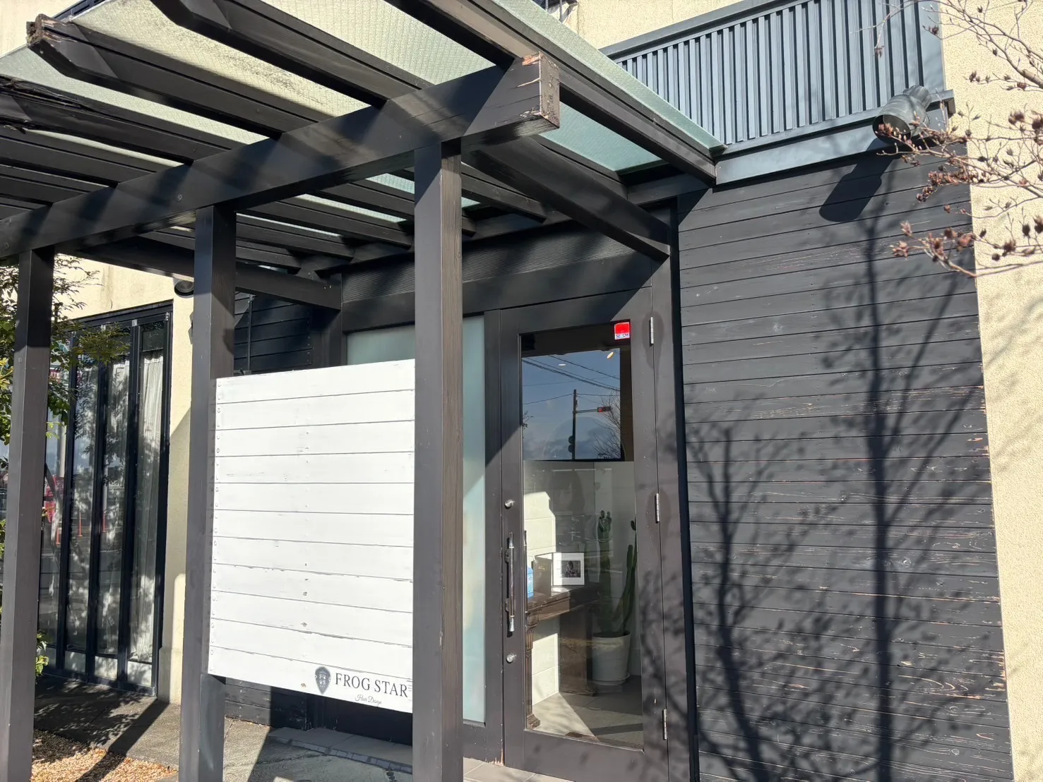 【岐阜県本巣郡北方町】店舗のエントランス修繕･鈑金工事と外壁塗装