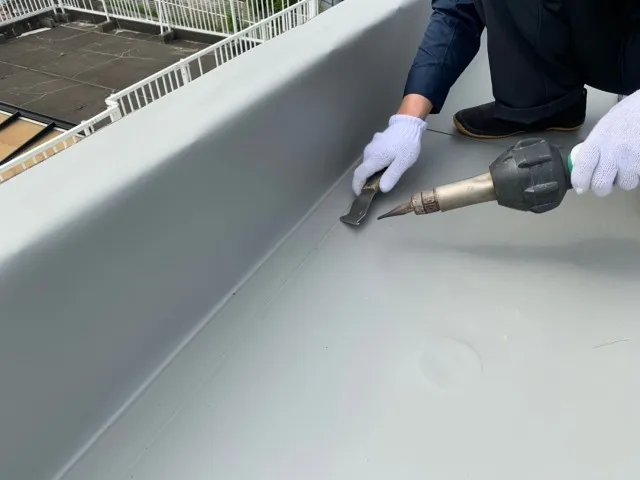 陸屋根は塗装だけで大丈夫？防水工事の重要性と種類を徹底解説