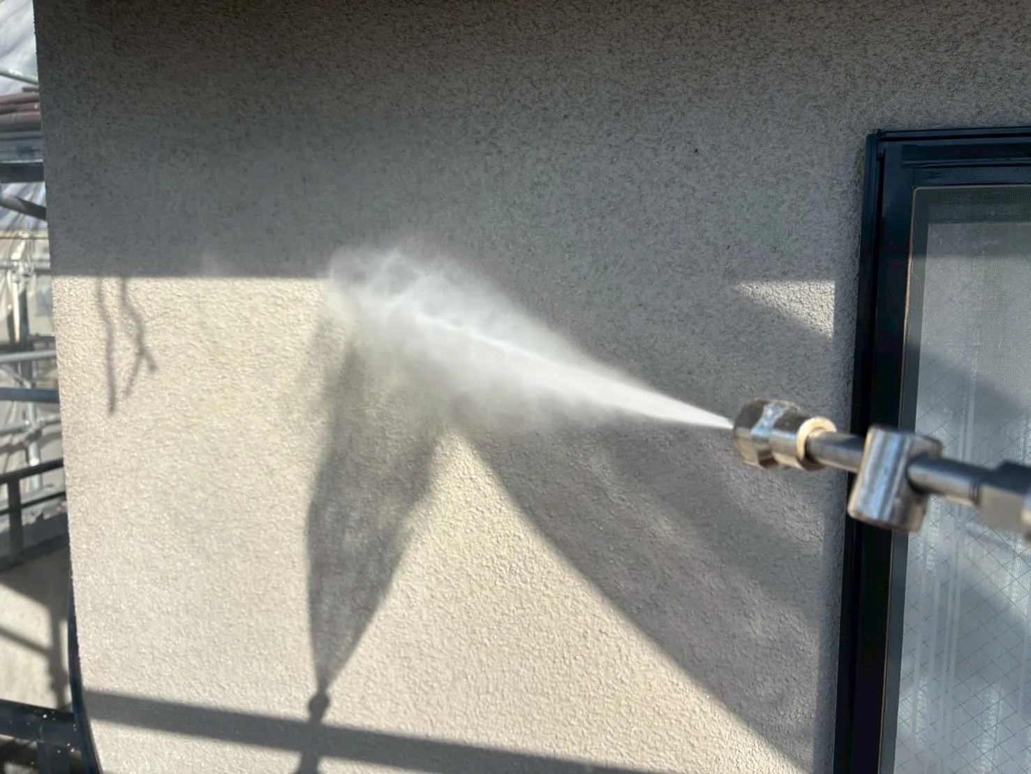 関市にて外壁塗装塗り替え【ベルアートリシン下地にて】がスタートしました。