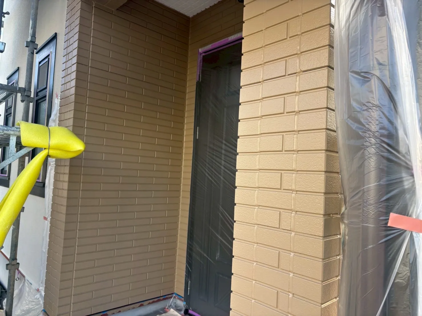 関市にて外壁塗装玄関サイディング部ラジカル塗料にて塗り替え完工！