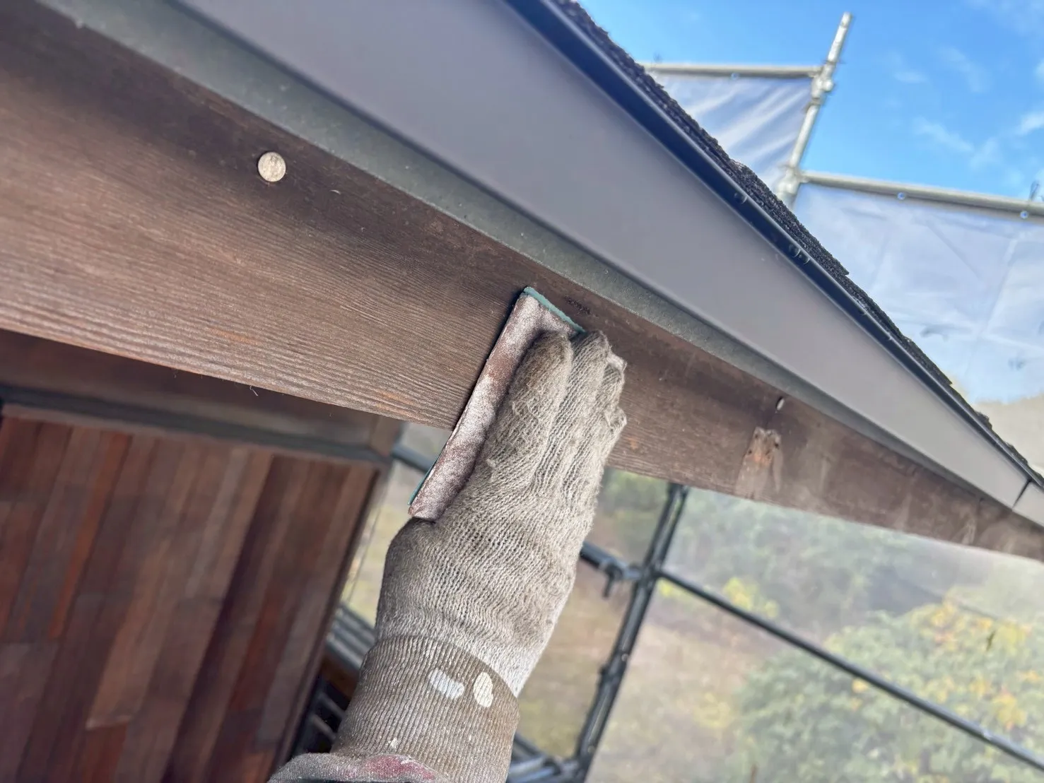 岐阜市にて木部保護塗料の塗装です！木部は定期的に塗装をオススメします。