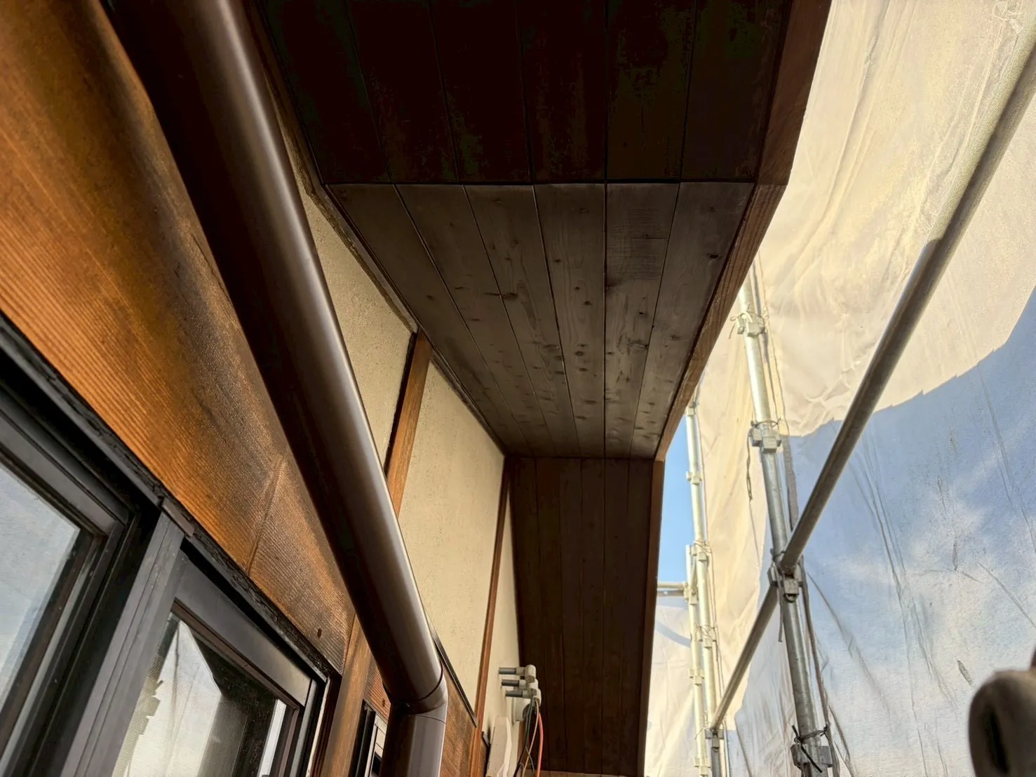 岐阜市日野にて木部保護塗料クリヤー塗装です。