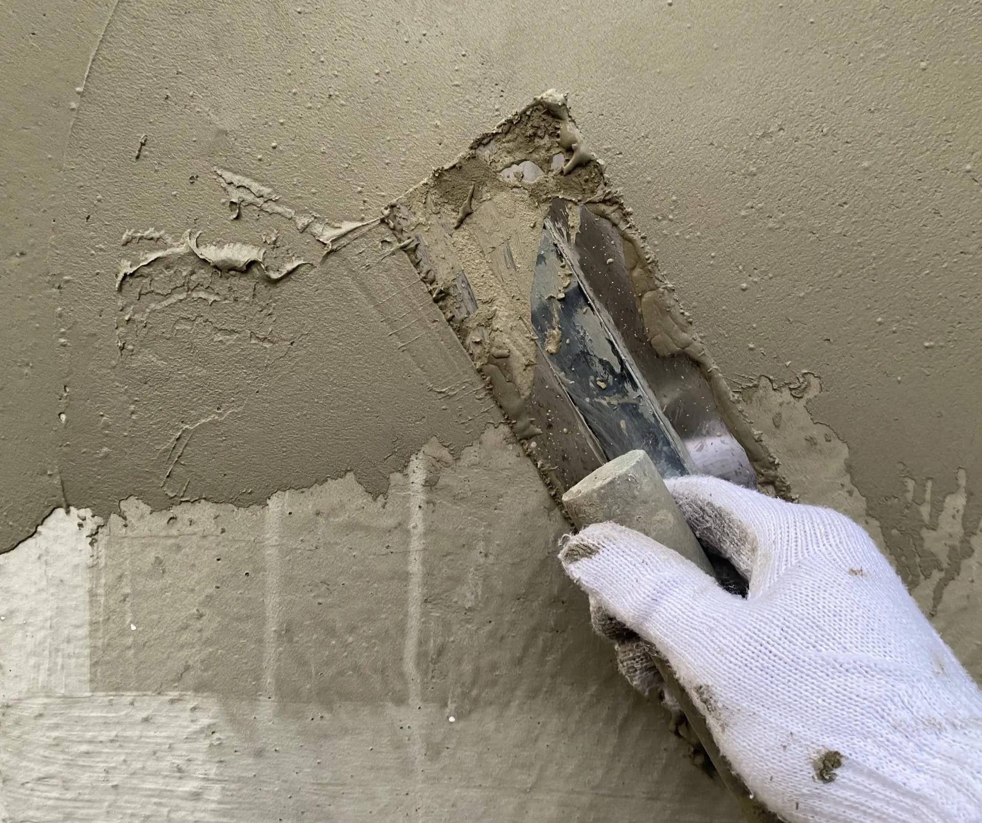 樹脂モルタルは補修・下地処理に向いている？プロが解説します！