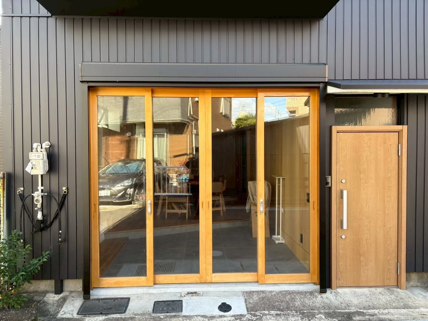 【施工事例】木部扉のカビ･シミ取りとクリヤー塗装