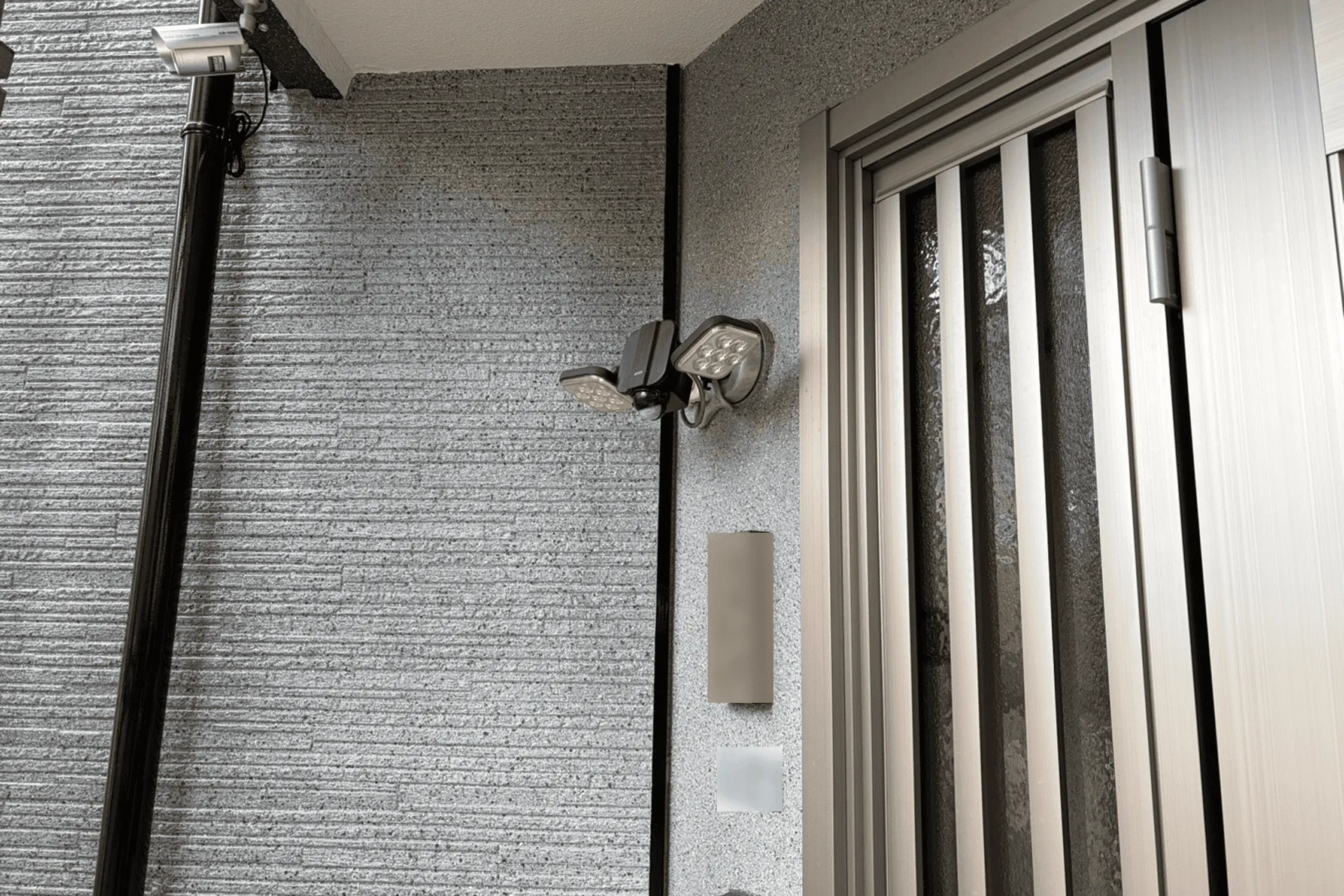 今回の施工部分（玄関横の黒の板金左側）