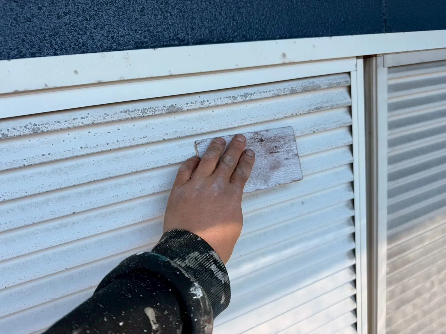 岐阜市鷺山にある邸宅の雨戸ペーパー掛け