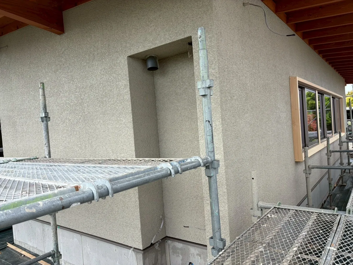 【施工事例】大垣市｜新築のジョリパット施工。大壁工法とミックスサンド仕上げ