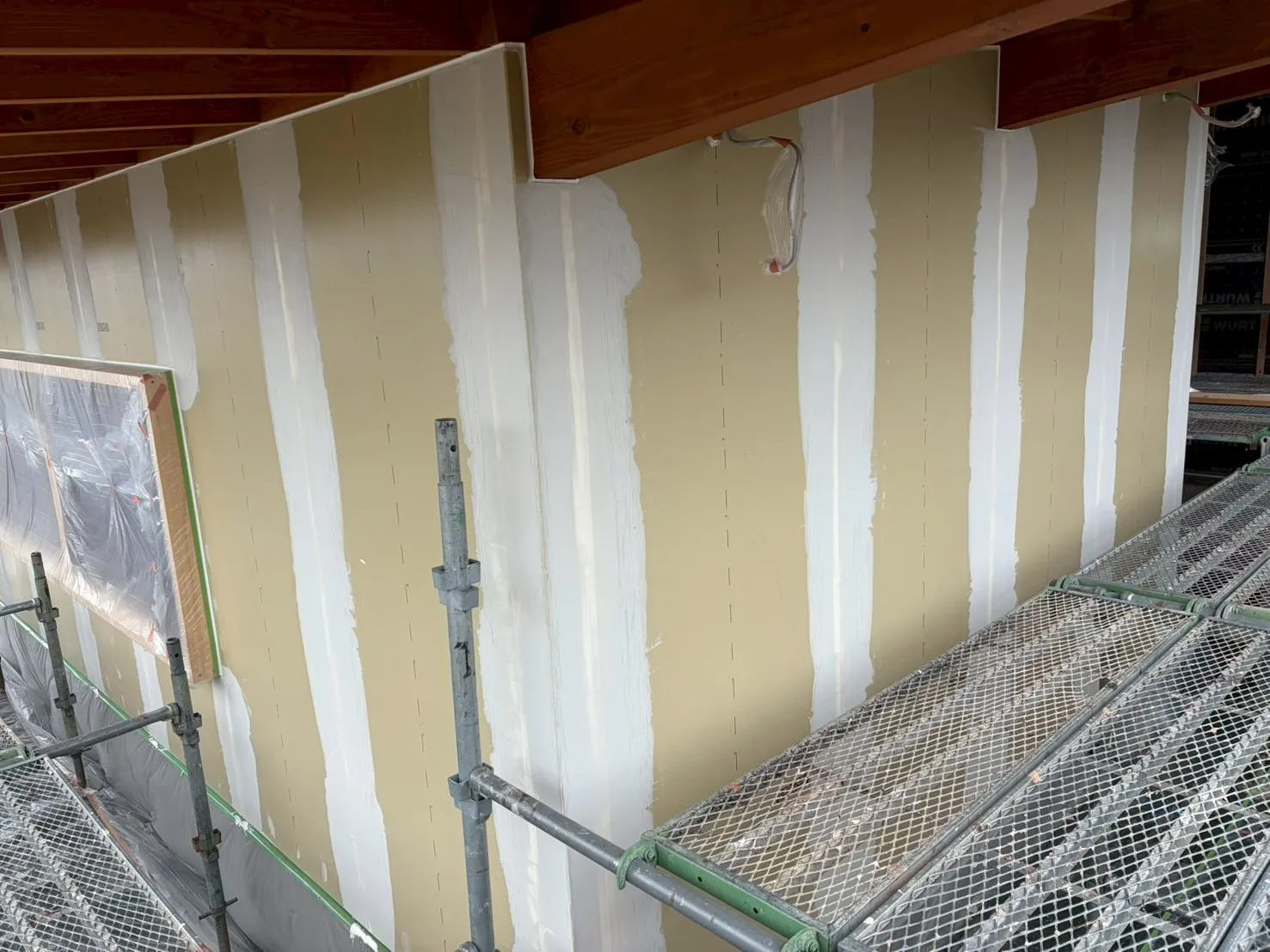 大壁工法専用シーラー塗布後③