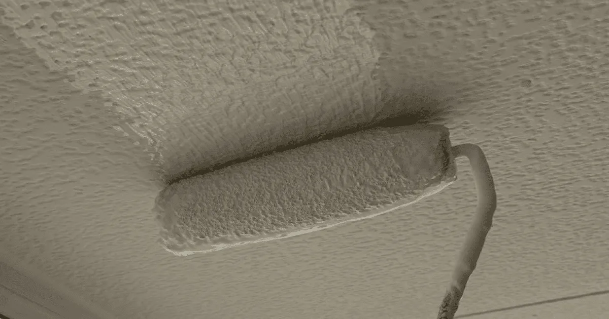 岐阜県大垣市の外壁塗装作業（軒天の塗装）