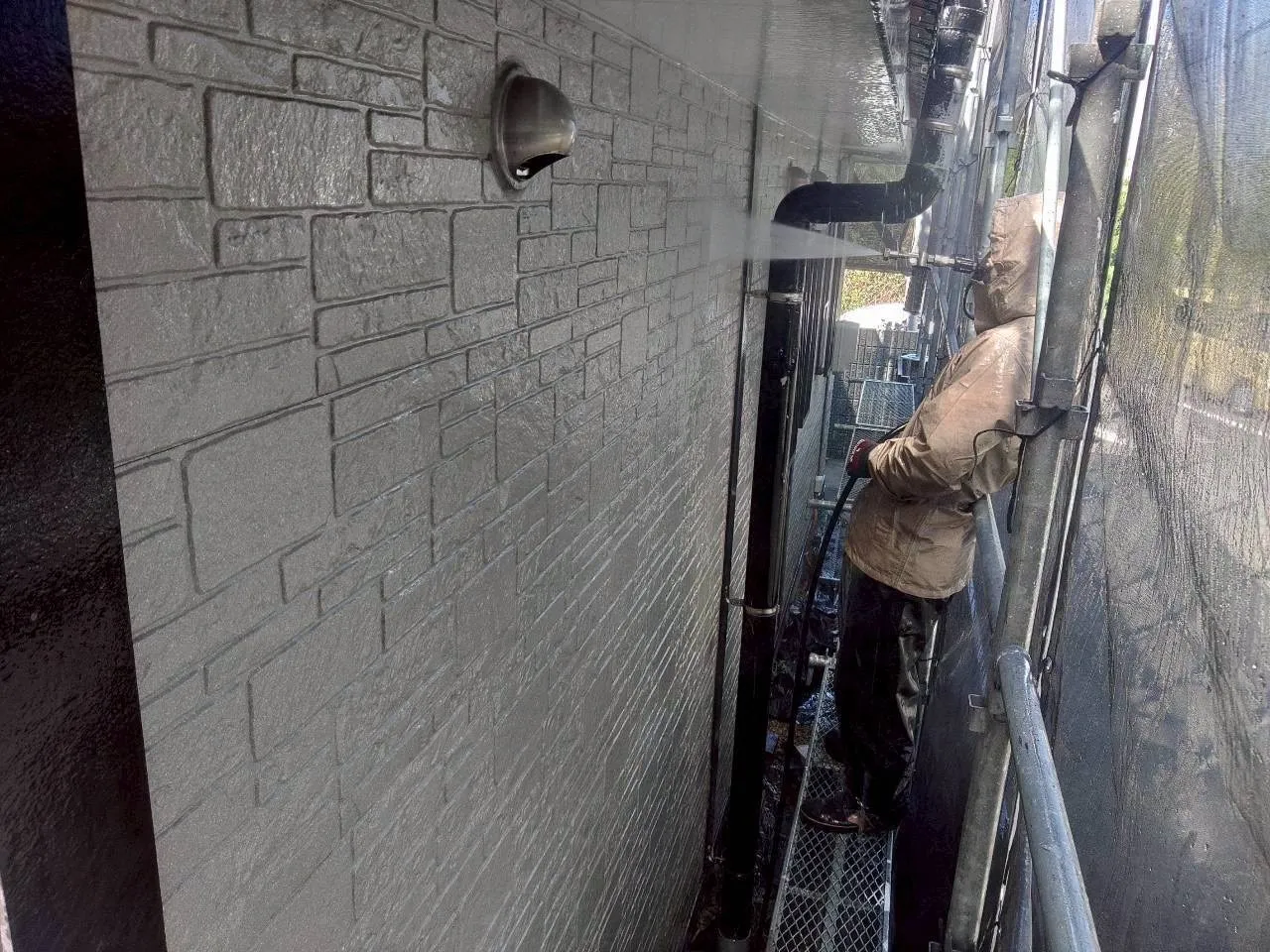 岐阜市北方町にある住宅の外壁高圧洗浄作業①