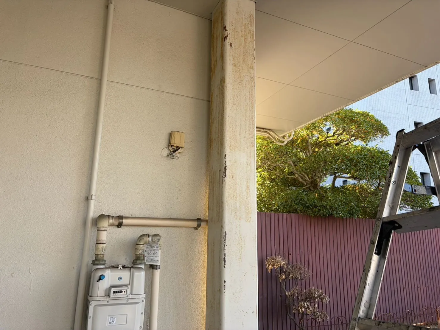 【岐阜県岐阜市】W様邸｜鉄骨柱の錆止め＆木部塗装前②